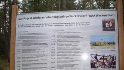 Bild: Kunz
Die im Wald angebrachte Tafel über das Aus der WAA vor 30 Jahren.
