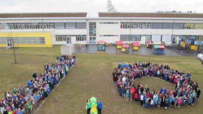 Bild: rn
Die Netzaberg Elementary School feiert zehnjähriges Bestehen. Dafür formieren sich Schüler und Lehrkräfte zu einer Zehn. Mit dabei sind Rektorin Vanessa Färber (Mitte, von links), das Schulmaskottchen "Netzi the Dragon" und Konrektorin Sonya Gates.