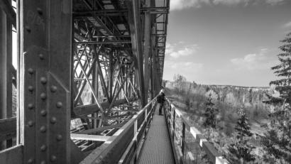 Bild: exb
Diese Eisenbahnbrücke liegt nicht in einem fernen Land, sondern in Neusorg.