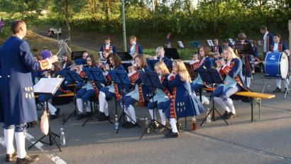 Bild: weu
Wie alle Jahre begleitet der Spielmannszug unter der Stabführung von Reinhard Lößl das traditionelle Johannisfeuer musikalisch.