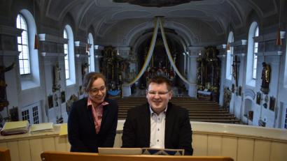 Bild: szl
Kirchenchorleiterin Stefanie Rüger und Organist Holger Popp arbeiten seit 20 Jahren zusammen. Gemeinsam mit dem Kirchenchor, den "Cantemus Kids", dem Vocal-Ensemble "ad hoc" und mehreren Instrumentalisten studieren sie ein Jubiläumskonzert ein.