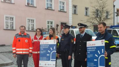 Bild: exb
Die Vertreter der Nabburger Rettungsorganisationen und der Polizei werben für den Blaulichttag.