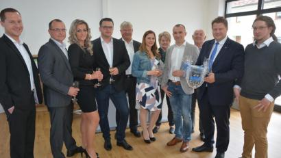 Bild: jr
Offiziell eröffnet wurden jetzt die Büroräume des Bauunternehmens Berger&Brikman in der Mitterteicher Vorstadt 24. Mit dabei waren (von links) Karsten Pröls (Sparkasse Oberpfalz Nord), Alexander Berger, Ina Berger, Sergej Brikman, Konrad Zant, Erika Wagner, Vermieterin Maria Lindner, Waldemar Berger, Vermieter Hans Lindner, Zweiter Bürgermeister Stefan Grillmeier und Stefan Meier, ein Freund der Familie Berger.
