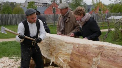 Bild: tr
Lukas Hauswerth aus Hamburg (links) ist der einzige freireisende Bootsbauer in Deutschland. Der wissenschaftliche Leiter des Geschichtsparks Bärnau-Tachov, Stefan Wolters, und Carina Wagner vom Archaocentrum schauen dem Wandergesellen bei seiner Arbeit für einen weiteren Einbaum zu.