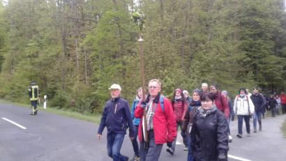 Bild: exb
Zahlreiche Pilger machten sich von Wernberg aus auf den rund 30 Kilometer langen Marsch auf den Mariahilfberg nach Amberg.