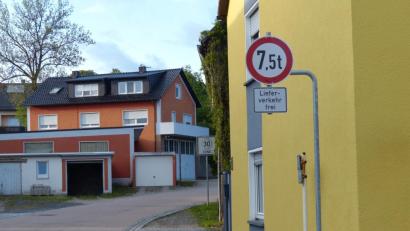 Bild: exb
Ein Schild von der Kreisstraße in Richtung "Zur Hohen Straße" regelt den Verkehr in Neudorf neu.