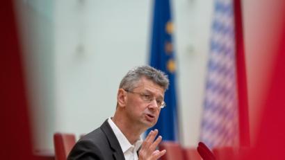 Bild: Peter Kneffel
Michael Piazolo (Freie Wähler), bayerischer Kultusminister, während einer Rede im Landtag. Foto: Peter Kneffel/Archivbild