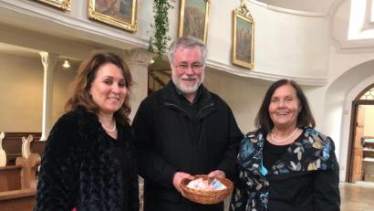 Bild: rbr
Ursula Brückner (rechts) und Birgit Muzzolini (links) überreichen 300 Euro an Pfarrer Edmund Prechtl (Mitte).