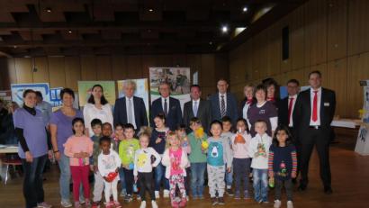 Bild: ubb
Zahlreiche Ehrengäste und die Kinder des Evangelischen Kindergartens eröffneten die kleine Familienmesse, die bereits am frühen Morgen gut besucht war.