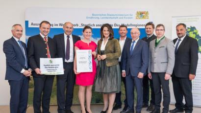 Bild: exb
Freude über eine hohe Auszeichnung: Landwirtschaftsministerin Michaela Kaniber (Fünfte von links) übergibt die Urkunde an die Bürgermeister der am Naturparkland beteiligten Gemeinden, Regionalmanagerin Daniela Franz (Vierte von links) und stellvertretendem Landrat Albert Nickl (Vierter von rechts).