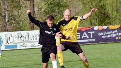 Bild: hho
Direkter Klassenerhalt oder Relegation? Das entscheidet sich für den SV Steinmühle am Freitag in der Partie beim direkten Konkurrenten TuS Förbau. Das Bild zeigt SVS-Akteur Michael Mark (rechts) im Heimspiel gegen die SpVgg Selb 13 (links Rico Pohl).