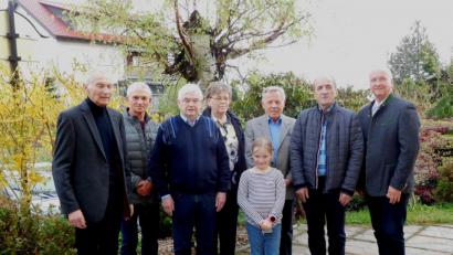 Bild: gis
Zweiter Bürgermeister Karl Heinz Glaser (links) und Vorsitzender Rudolf Elvers (Dritter von rechts) sowie der ehemalige Bürgermeister von Fichtelberg José-Ricardo Castro-Riemenschneider (rechts) danken Norbert Markhof, Helmut Nickl und Brigitte Sauer (Zweiter bis Vierte von links) sowie Franz Kuchler (Zweiter von rechts) für ihre Treue zum VdK. Auch Mia Sauer (vorne) darf mit auf das Erinnerungsfoto.