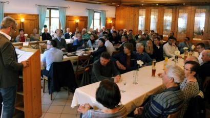 Bild: gf
Großes Interesse zeigten die Altmannshofer an der Informationsveranstaltung zur geplanten
Erweiterung der Bahnbrücke an der Einmündung der AS 31 in die AS 13. Aber wenn der Poppenrichter
Gemeinderat und der Kreistag dem Bürgerwillen folgen, wird es sicher nichts mit einer erweiterten
Eisenbahnbrücke.