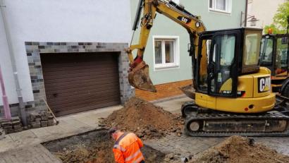 Bild: exb/Stadt Windischeschenbach
Wegen eines Schadens an der Abwasserleitung ist die Hauptstraße komplett gesperrt