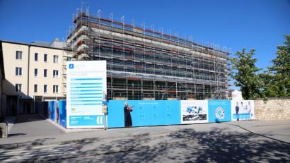 Bild: Gerhard Götz
Die neue Fassade, die hauptsächlich aus Glas und Stahl besteht, soll das Gesicht des Krankenhauses werden.