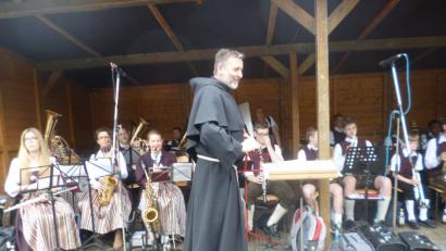 Bild: kwl
Voll in seinem Element ist der Klostervorsteher, Guardian Stanislaus, beim Felixfest. Den kirchlichen und weltlichen Teil verbindet der volksnahe Franziskaner-Minorit mit viel Fingerspitzengefühl.