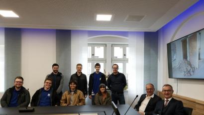 Bild: jzk
Bürgermeister Werner Nickl und Roman Schäffler (von rechts) nehmen sich viel Zeit für die Mitglieder der Jungen Union Kemnath, um ihnen das sanierte Rathaus vorzustellen.