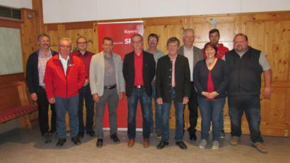 Bild: koa
Neuwahlen und Ehrungen standen bei der Jahreshauptversammlung des Freudenberger SPD-Ortsvereins an (von links): Franz Bruckschlegl, Bernhard Wallner, Thomas Hirn, Uwe Bergmann, Andreas Koch, Klaus Dotzler, Gerhard Dotzler, Reinhold Strobl, Elisabeth Strobl, Markus Schäffer und Thomas Binner.