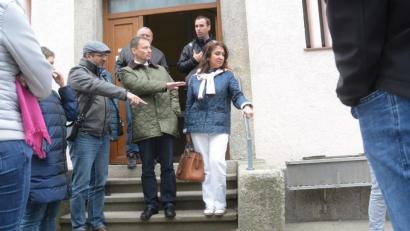 Bild: Gabi Schönberger
Hier kommt kein Rollstuhfahrer in die Toiletten. Und selbst wenn, sie sind eh viel zu klein. Die Rampe an der Seite rechts ist nur eine Zwischenlösung. Zu diesem Ergebnis kommt die SPD Weiden mit Dr. Sema Tasali-Stoll, Friedofswärter Thomas Teichmann und Bürgermeister Jens Meyer (von rechts).