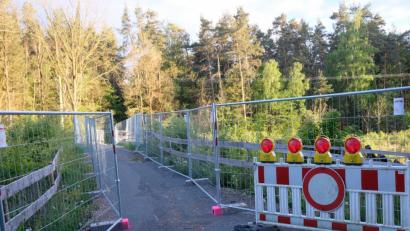 Bild: do
Ein massiver Bauzaun sichert nun als Provisorium Fußgänger und Radfahrer beim Überqueren der Bahnbrücke bei Neu-Voita.