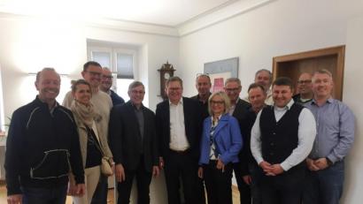 Bild: Thomas Bärthlein
Die CSU-Stadtratsfraktion nimmt OB Michael Cerny in die Mitte, um ihm zu seinem 55. Geburtstag zu gratulieren.