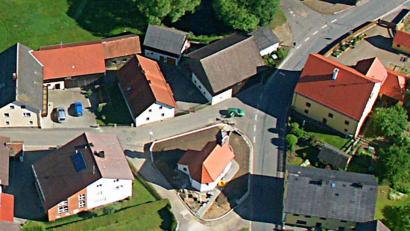 Bild: fjo
Rund um die Hauberrisserkapelle (Bildmitte) vermissen die Anlieger eine Erfüllung der Räum- und Streupflicht durch die Marktgemeinde Waidhaus.