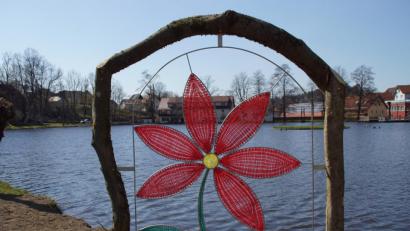 Bild: mmj
Die geklöppelte "Blume im Fenster" ist ein Blickfang für die "3. Schönseer Klöppeltage" vom 17. bis. 22. Juni.