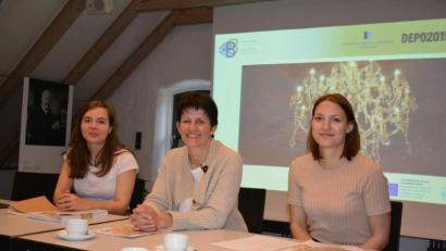 Bild: Ralf Gohlke
Auf 24 Seiten weden im Barockmagazin 2019 die Veranstaltungen dieses Sommers in der Barockregion Bayern Böhmen zweisprachig beworben. Die Projekt- und Programmverantwortlichen stellen die druckfrische Broschüre vor: (v.l.n.r.) Dr. Veronika Hofinger, Projektleiterin CeBB, Veronika Křížková (CeBB) und Eva Rybáková (DEPO2015)