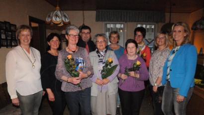 Bild: bey
Die Vorsitzenden Annemarie Woppmann und Regina Pschirrer (von links), Stadtpfarrer Pater Hans Ring (Vierter von links), Zweite Bürgermeisterin Andrea Lang und Bezirksvorsitzende Martha Bauer (von rechts) ehren die langjährigen Mitglieder Liese Piehler, Marile Völkl und Inge Schaller (mit Blumen von links).