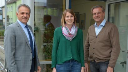 Bild: jr
Schon heuer startet die Kreisvereinigung Lebenshilfe mit einer Kinderkrippe, gestartet wird ab September. In der kommenden Woche können sich interessierte Eltern anmelden, deren Kinder von ein bis drei Jahre die Einrichtung besuchen wollen. Die Leitung des neuen Kinderhauses übernimmt Sonja Rath, sie beglückwünschen Lebenshilfe-Vorsitzender Roland Grillmeier (links) und Geschäftsführer Berthold Kellner.