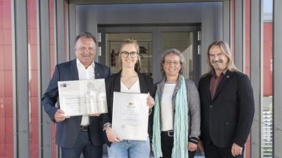 Bild: exb
Nina-Naomi Mickisch (Zweite von links) zusammen mit Geschäftsführer Manfred Rosner (links) sowie technischem Leiter Hartmut Hoppe und kaufmännischer Leiterin Lucia Santl (von rechts).