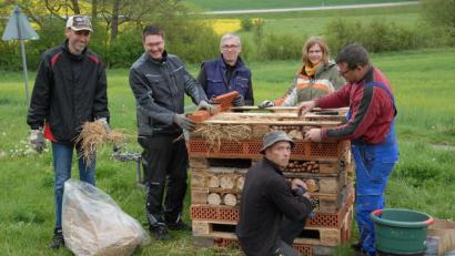 Bild: pop
Dank vieler Spenden kann sich der Imkerverein für intakte Lebensräume engagieren. Auf einer zukünftigen Blumenwiese wurde bereits ein großes Insektenhotel gebaut.