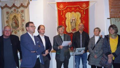 Bild: weu
Bevor Museumsleiter Theo Männer (Mitte) eine Einführung zur Sonderausstellung „Kirchliche Fahnen“ gab, begrüßte er den Schirmherrn Franz Wilhelm (Dritter von rechts) mit Gattin Evi, Stadtpfarrer Stefan Wagner (Dritter von links) sowie Stadtrat Klaus Zeiser (Zweiter von links).