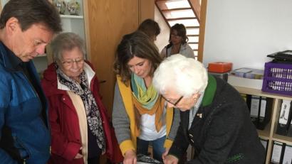 Bild: gri
Auf besonderes Interesse stießen beim Tag der offenen Tür vor allem die historischen Fotos (von links): HKV-Kassier Christian Nübler, Sigrid Klick, Manuela Nübler und Maria Freundorfer.