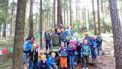 Bild: fpoz
Gut gelaunt nahmen die Kindergartenkinder am Tag des Wanderns teil. Unser Bild zeigt die kleinen Wanderer mit den Erzieherinnen Silvia Kraus, Karin Oschatz und Silke Weinhold beim „Buddha.“