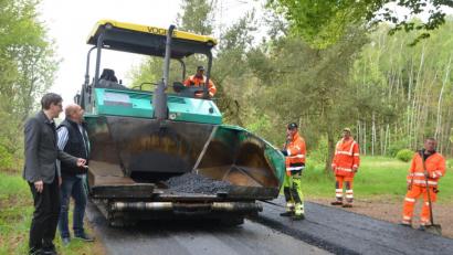 Bild: dob
Amtierender Bürgermeister Uli Münchmeier und Außendienstleiter Karl Frey (von links) informieren sich über den Sanierungsfortschritt in der Roggensteiner Anton-Ferazin-Straße in Richtung Zieglmühle.