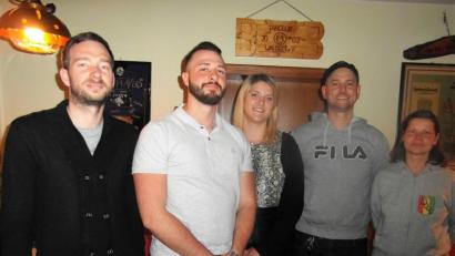 Bild: hl
Präsidenten Klaus Wegmann (links) sowie seine Stellvertreter Christine Klugmann und Alexander Wegmann verabschieden das Prinzenpaar Laura I. (Schupfner) und Florian II. (Hoffmann, von rechts) offiziell.