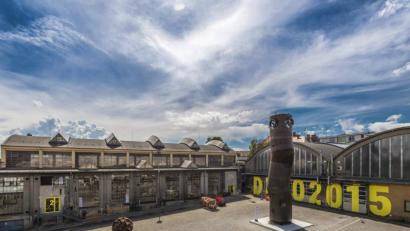 Bild: eib
Das "Depo2015" in Pilsen ist Schauplatz für das grenzüberschreitende Kulturfestival. Das Programm spielt sich in den Hallen des ehemaligen Busdepots und auf dem Hof mit der Riesenstahlskulptur in der Mitte ab.