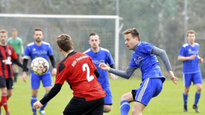 Bild: Hubert Ziegler
Auf Geschenke hoffen darf der SV Inter Bergsteig nicht. Die DJK Ensdorf (blaue Trikots) möchte ihre Erfolgsserie ausbauen und mit dem fünften Sieg in Serie die Saison abschließen.