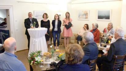 Bild: aub
Bürgermeister Armin Schärtl, Museumsleiterin Christa Haubelt-Schlosser, die Künstlerin Marta Vobrubová und eine Freundin, die als Dolmetscherin für die tschechischen Gäste fungierte.