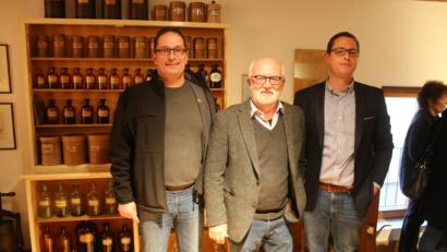 Bild: sne
Inhaber der Schug-Apotheke Hubert Schug, Vorsitzender des Heimatvereins Karlheinz Keck und Stefan Weidinger von der Stadt Apotheke (von links) freuen sich über die Eröffnung der Ausstellung „Pillen, Pasten und Tinkturen – 200 Jahre Pharmazie in Eschenbach“.