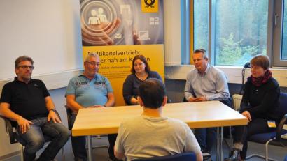 Bild: Bühner
Sie alle kümmern sich um Alexander Paul (von links) Die Vertrauenspersonen für Schwerbehinderte bei der Deutschen Post AG Ralf Williams-Niestrat und Thomas Brunner, Christina Ponader vom Netzwerk Inklusion, Martin Schmid und Beate Graf vom Integrationsfachdienst