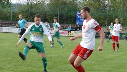 Bild: gb
Stark ersatzgeschwächt tritt der SV Mitterteich am Samstag zum letzten Punktspiel der Landesliga-Saison 2018/19 beim TSV Nürnberg-Buch an. Unter anderem fehlt Matthias Männl (links) aus beruflichen Gründen.