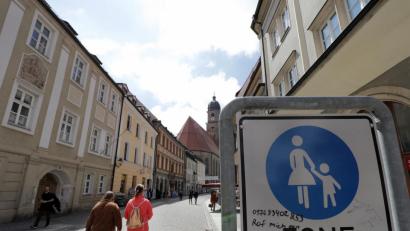 Bild: Wolfgang Steinbacher
Ab hier ist kein Raum mehr für Autos. Der „volle Fußgänger-Vorrang“ im Zentrum der Altstadt gilt seit 45 Jahren.