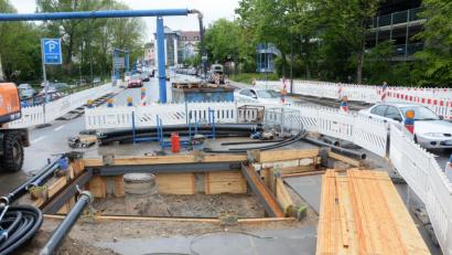 Bild: Gabi Schönberger
Seit einigen Tagen geht es an der Baustelle Weigelstraße, Ecke Leibnizstraße, weiter voran. Ab Montag rückt dann auch der Bagger an.