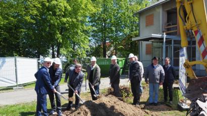 Bild: bl
Mit vereinten Kräften setzen (von links) Johann Bohmann, Architekt Johann Hüttinger, Stefan Hammerl, Zweiter Bürgermeister Wolfgang Niebauer, Bürgermeister Walter Schauer und Landrat Thomas Ebeling zum Spatenstich für die Tagespflege-Einrichtung an.