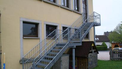 Bild: fpoz
Die Stadt Waldershof lässt die Sicherheitsmängel bei der Fluchttreppe (Bild) am Kindergarten Piccolino umgehend beheben.