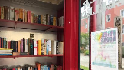 Bild: Gabi Schönberger
In einigen Orten gibt es bereits Bücherzellen wie hier im Bild in Weiden. Auch die Mehrheit der Leser, die sich an unserer Umfrage zum Telefonhäuschen in Erbendorf beteiligt haben, fänden das eine gute Lösung. Das Prinzip: Die Zelle dient dazu, Bücher kostenlos, anonym und ohne jegliche Formalitäten zum Tausch oder zur Mitnahme anzubieten.