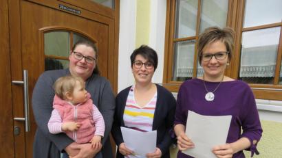 Bild: ubb
Franziska Schmid (mit ihrem vierten Kind Thea), Marina Weiß und Kathrin Schmeller (v. l.) wollen die Pedition des Mähringer Elternbeirats auf die gesamte Oberpfalz ausweiten. Es darf nicht sein, dass der Kampf um ausreichend Lehrer auf den Köpfern der Kinder ausgetragen wird, sagen sie.