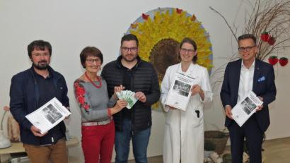 Bild: Dobmeier
Zur zehnten Spende mit heuer 1300 Euro aus der Kalenderaktion kommen Robert Weiß (links) und Philipp Schwan (Mitte) von der JU Konnersreuth und bedenken heuer den Förderverein für Schwerkranke mit Vorsitzender Waltraud Koller-Girke (Zweite von links) und Schatzmeister Alexander Brittinger, die das Geld Dr. Stephanie Kuchlbauer weiterleiten.